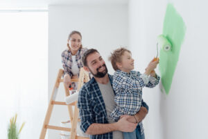 Famiglia che dipinge insieme le pareti di casa